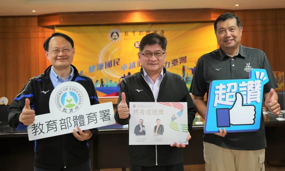 體育署副署長洪志昌(中)宣佈體育傳炬獎終身成就獎得主。體育署提供。