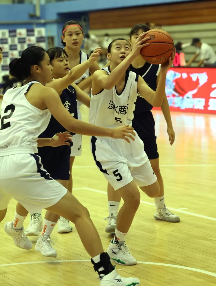 淡商U18國手後衛楊幸恩禁區突破上籃。