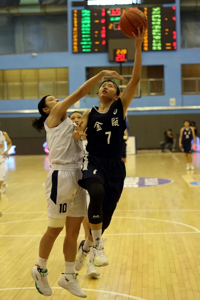 金甌「一姊」郭又瑄切入挑籃。