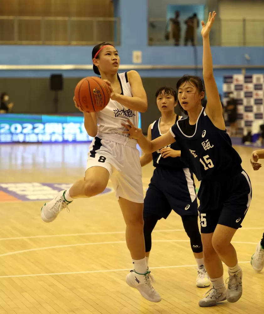 淡商178公分U16培訓國手菜鳥中鋒陳宥縈14分、7籃板、3助攻。