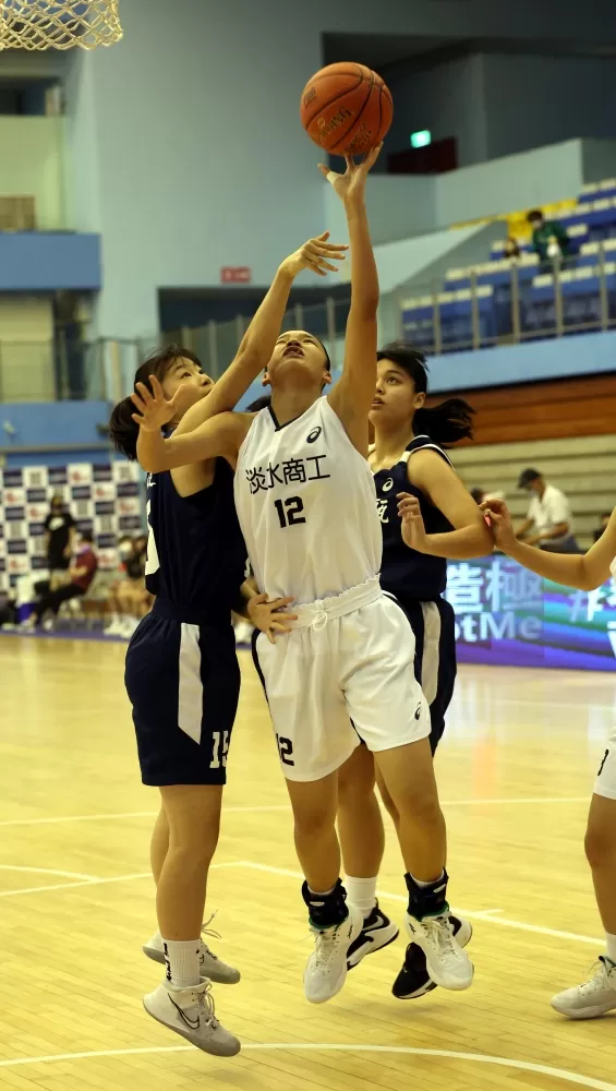 自爆驚獲U18亞青最佳五人的蕭豫玟突破金甌包夾籃下強攻28 分、12籃板「雙十」。