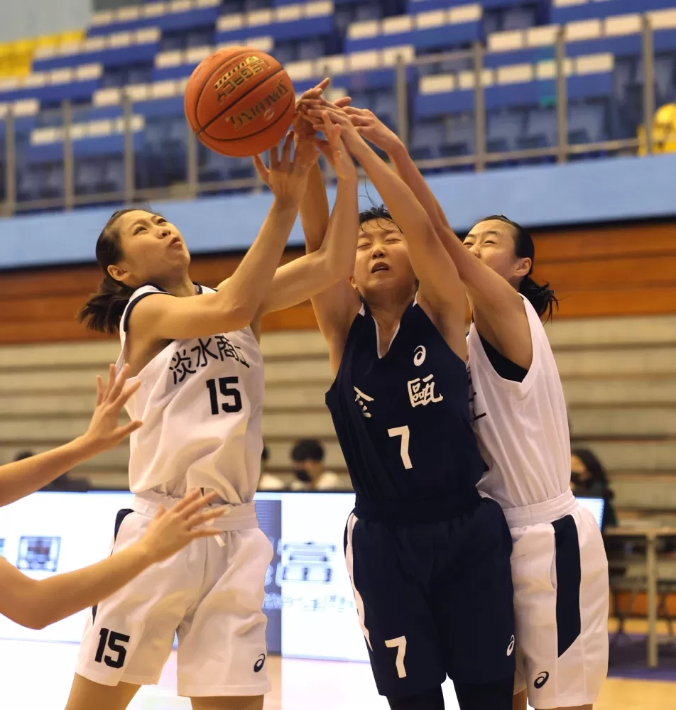 淡商178公分U18培訓國手蔡菀娗(左)與隊友包夾金甌郭又瑄。