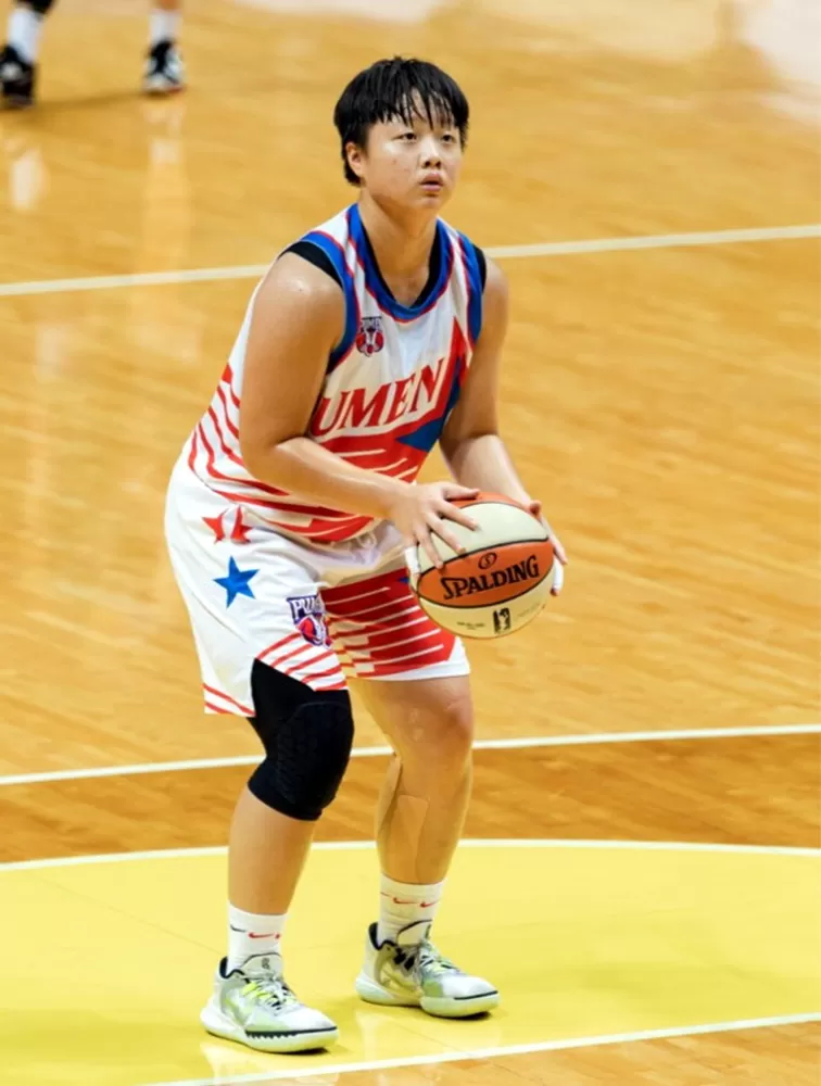 普門高二中鋒林湘凌14分、13籃板「雙十」。