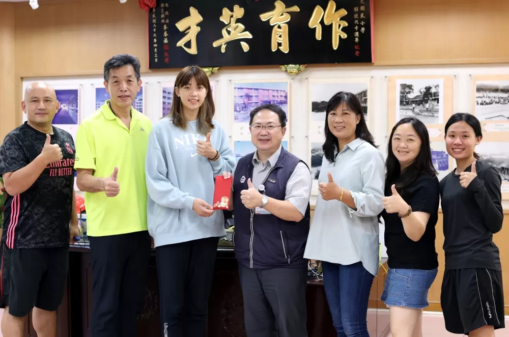 羅嘉翎（左三）回饋母校創造善循環。圖／Charles Sports提供。