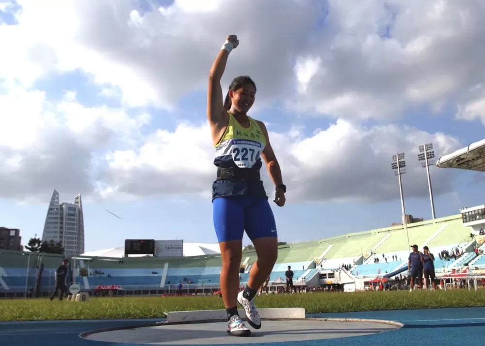 桃園高中江靜緣開心打破女子鉛球U18全國紀錄。李守智／攝影。