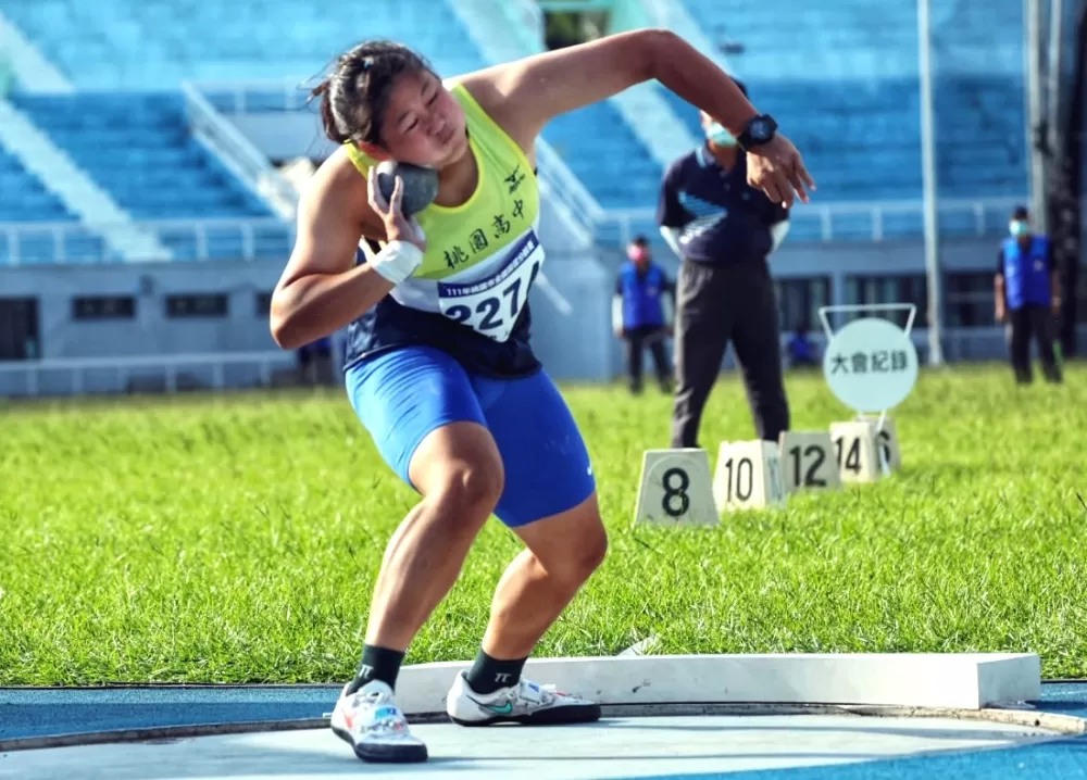 桃園高中江靜緣打破女子鉛球U18全國紀錄。李守智／攝影。