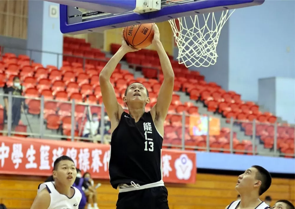 能仁中鋒鄒子羲籃下賣高。