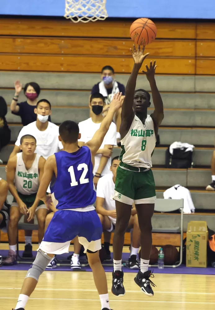 松山阿不拉跳投。