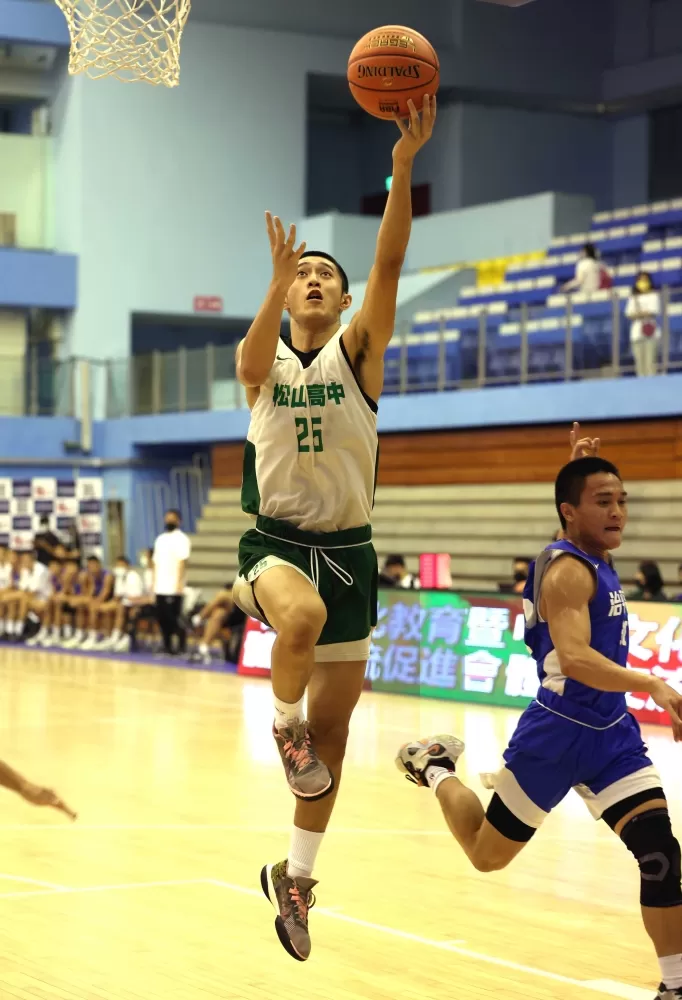 松山高一菜鳥葉丞洋攻下18分。