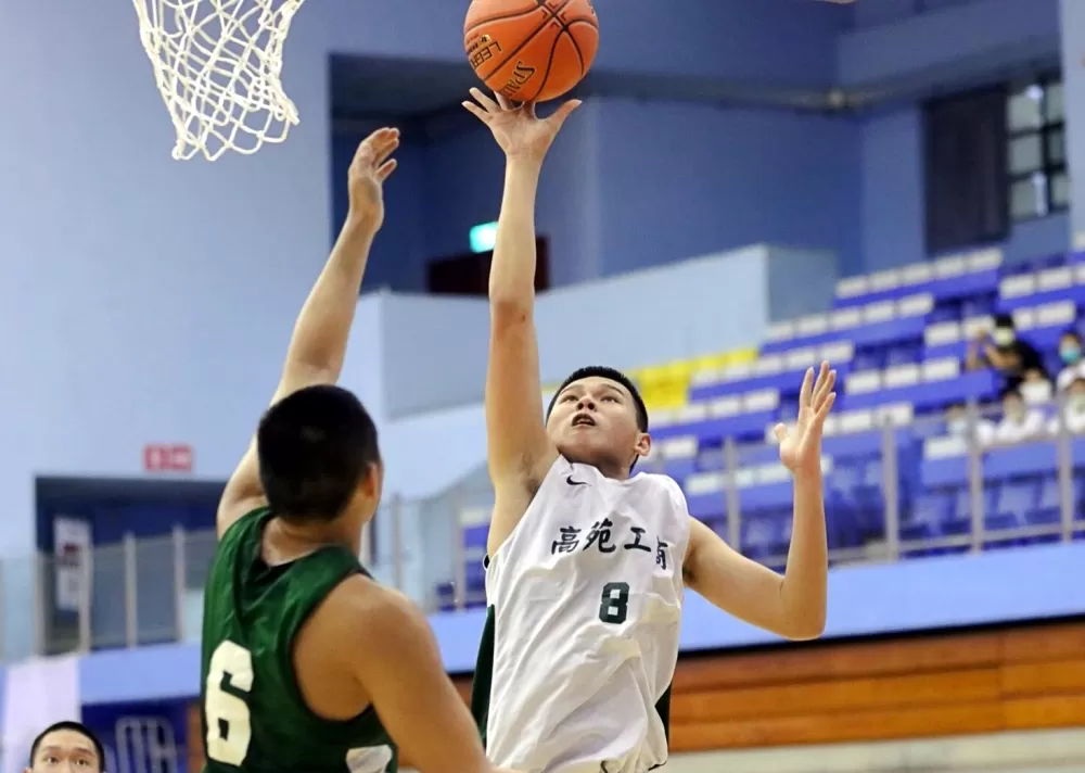 高苑高三「一哥」謝侄豈22分、18籃板「雙十」。