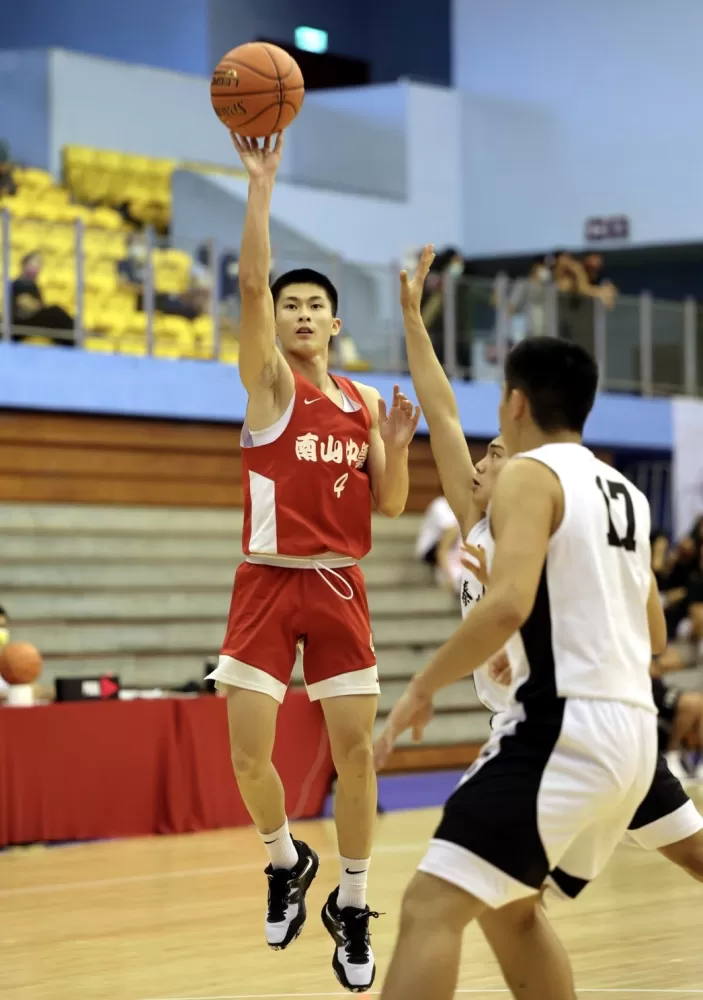 南山徐宇正拋投。