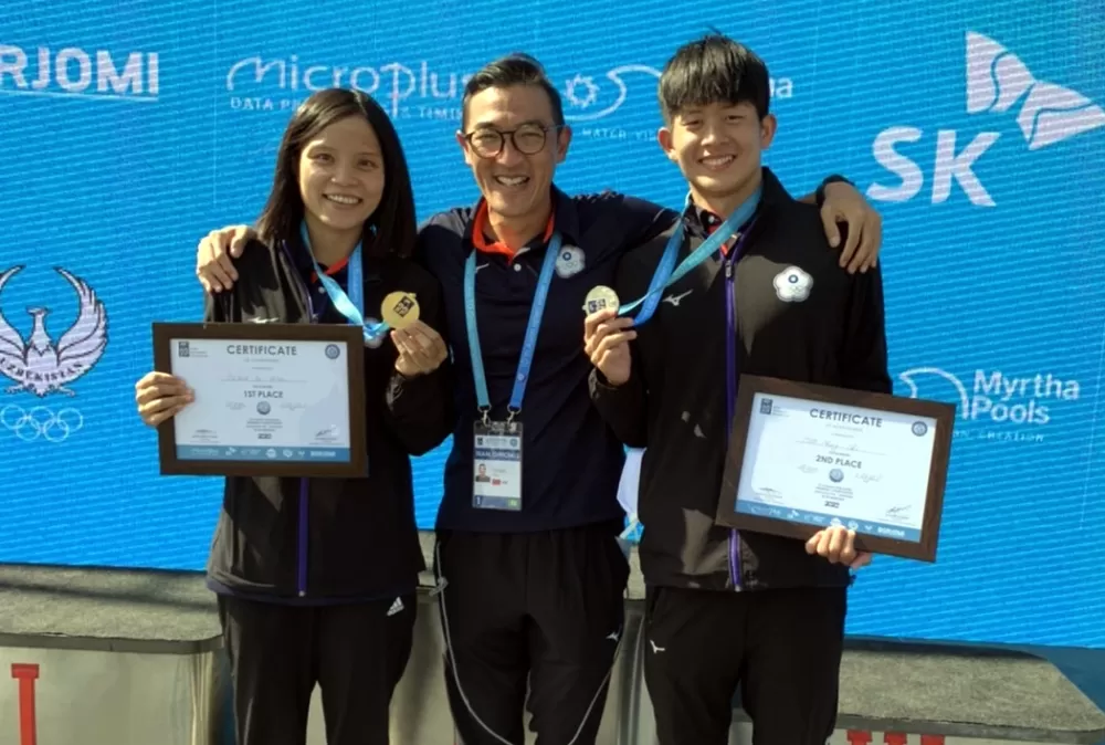 同樣畢業於台大工管系的鄧羽彣(左)和卓承齊(右),在公開水域亞錦賽拿下金牌和銀牌。劉曜彰/提供。下同。