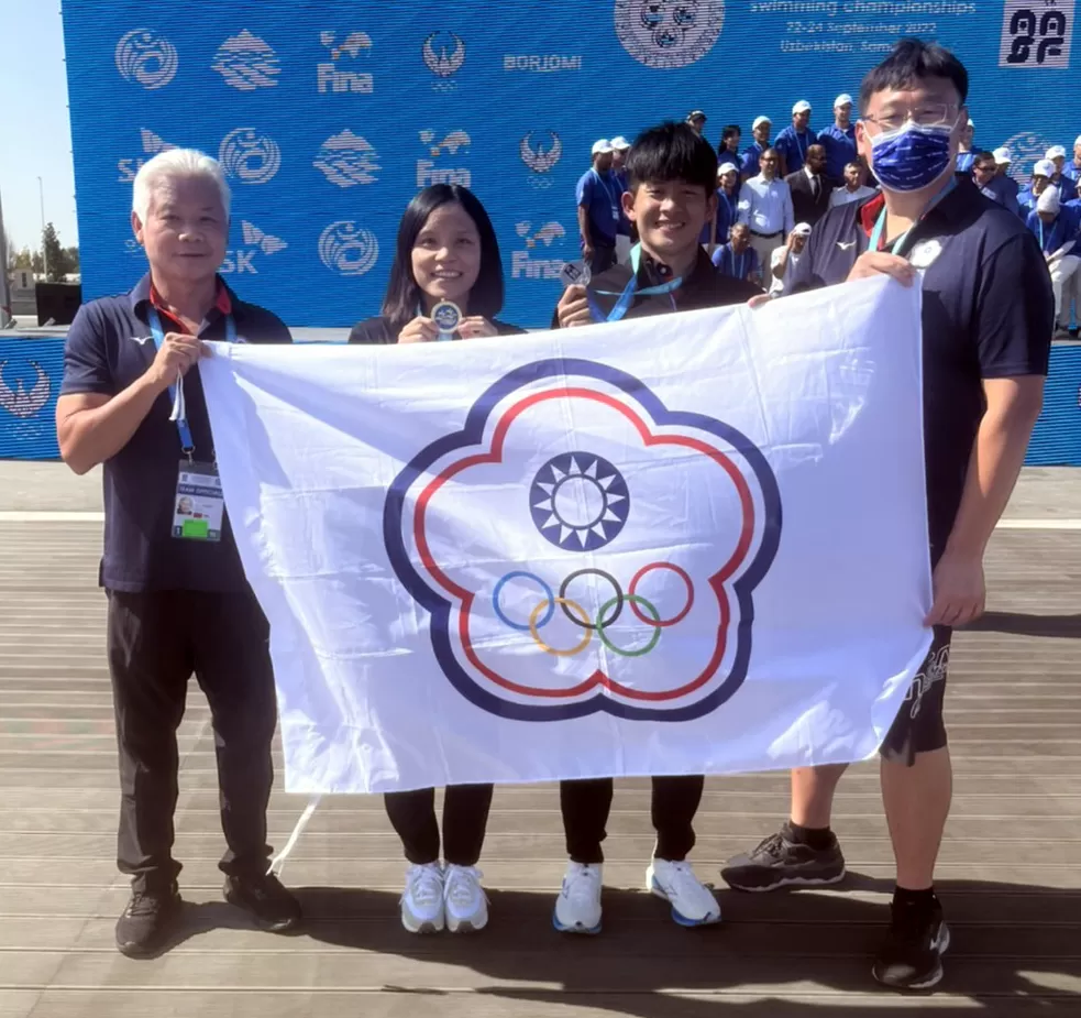 鄧羽彣(左2)和卓承齊(右2),在公開水域亞錦賽拿下金牌和銀牌。