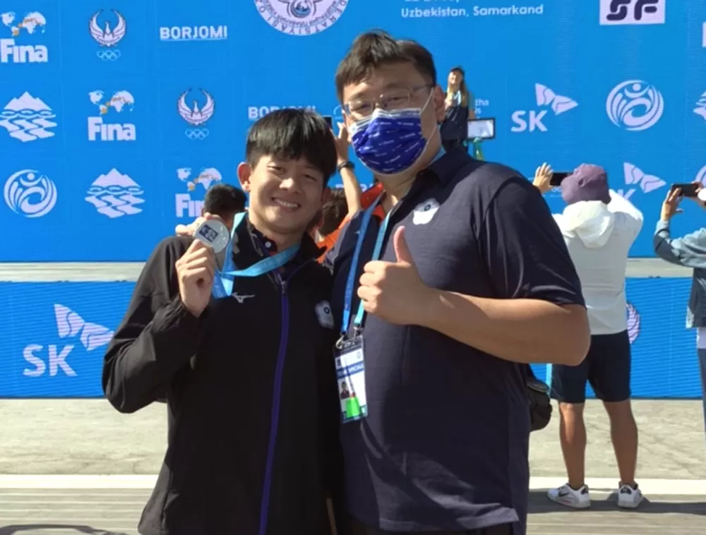 卓承齊和教練劉曜彰。