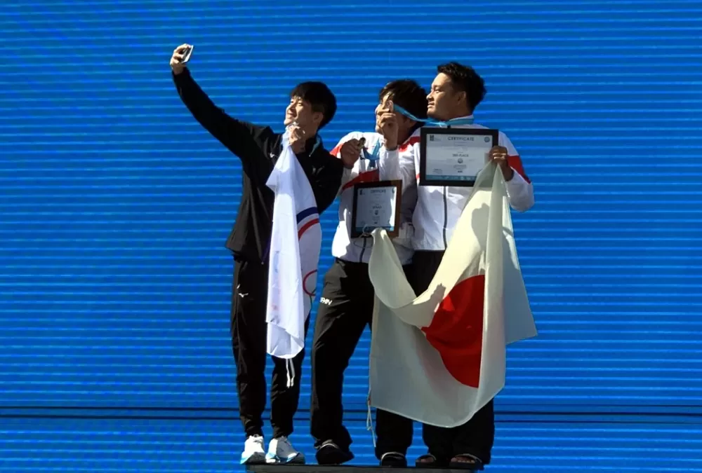 卓承齊(左)奪銀後,開心玩自拍。劉曜彰提供。下同。