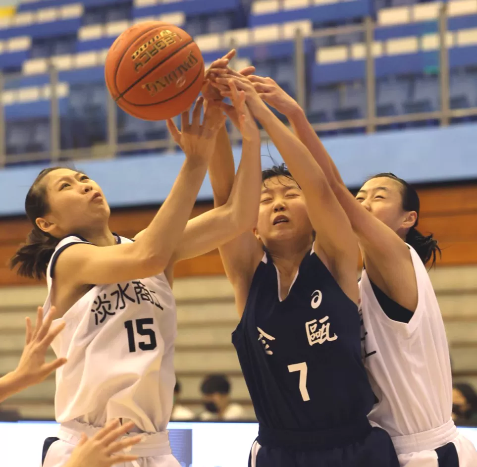 身兼隊長的金甌「一姊」郭又瑄（中）摃上淡商的昔日七賢學妹蔡菀娗（左）。