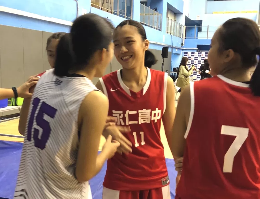 翁愉甄（中）、 陳巧瓷（左）聊得超開心。