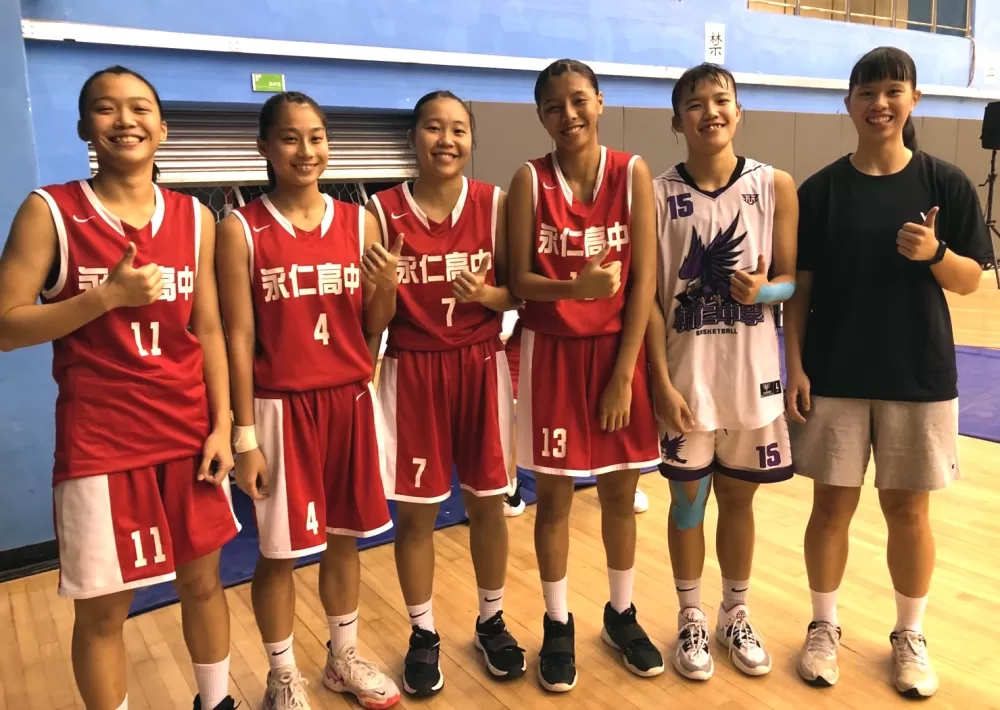 輔仁蘇庭怡（右起）、陳巧瓷與昔日永仁隊友王逸汝、吳佳真、許婉昀及來自嘉義水上的同梯翁愉甄（左）。