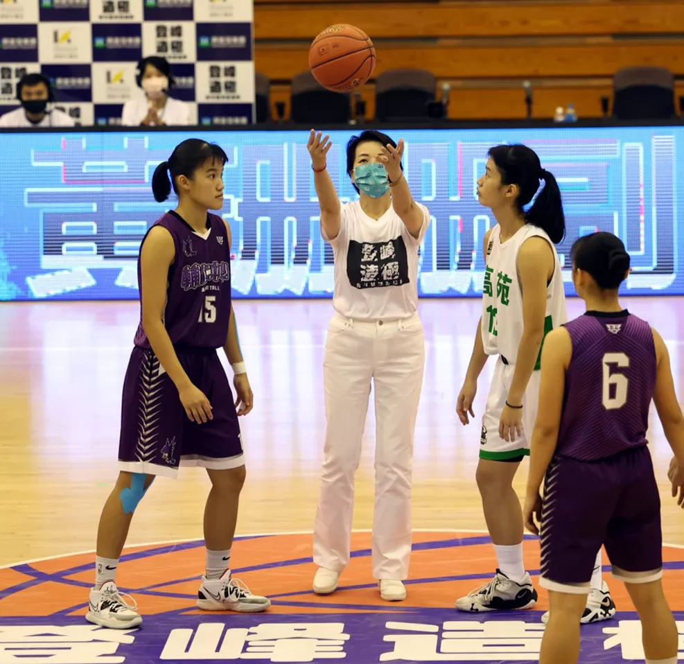 173公分的陳巧瓷（左）是輔仁不二的開賽跳球人選。