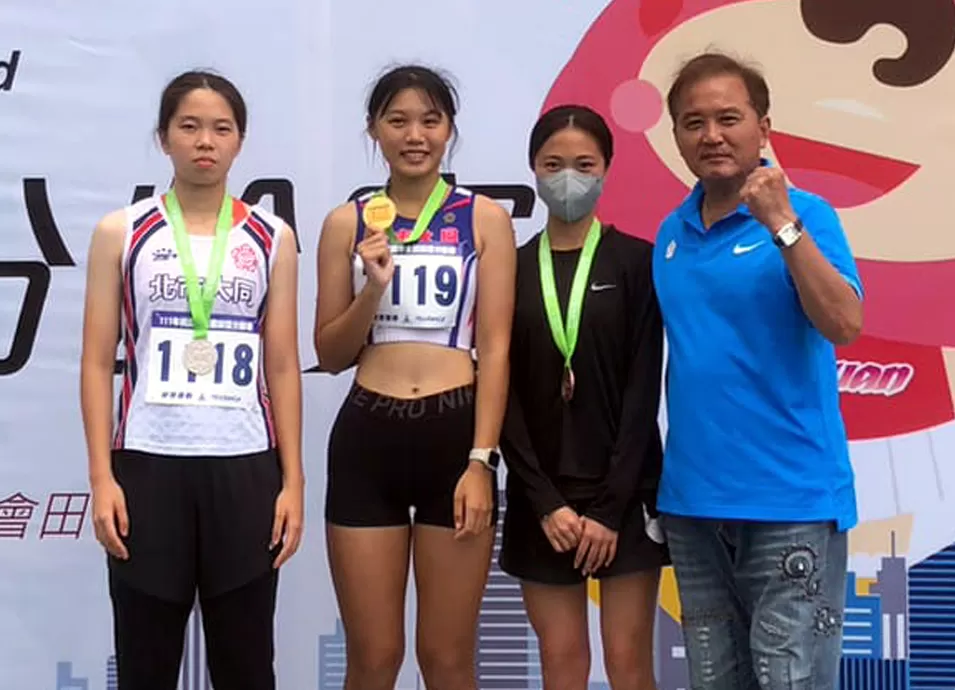 許榆蓒（左二）確診後再出發二度達標U20亞錦賽。圖取自邱為榮臉書。