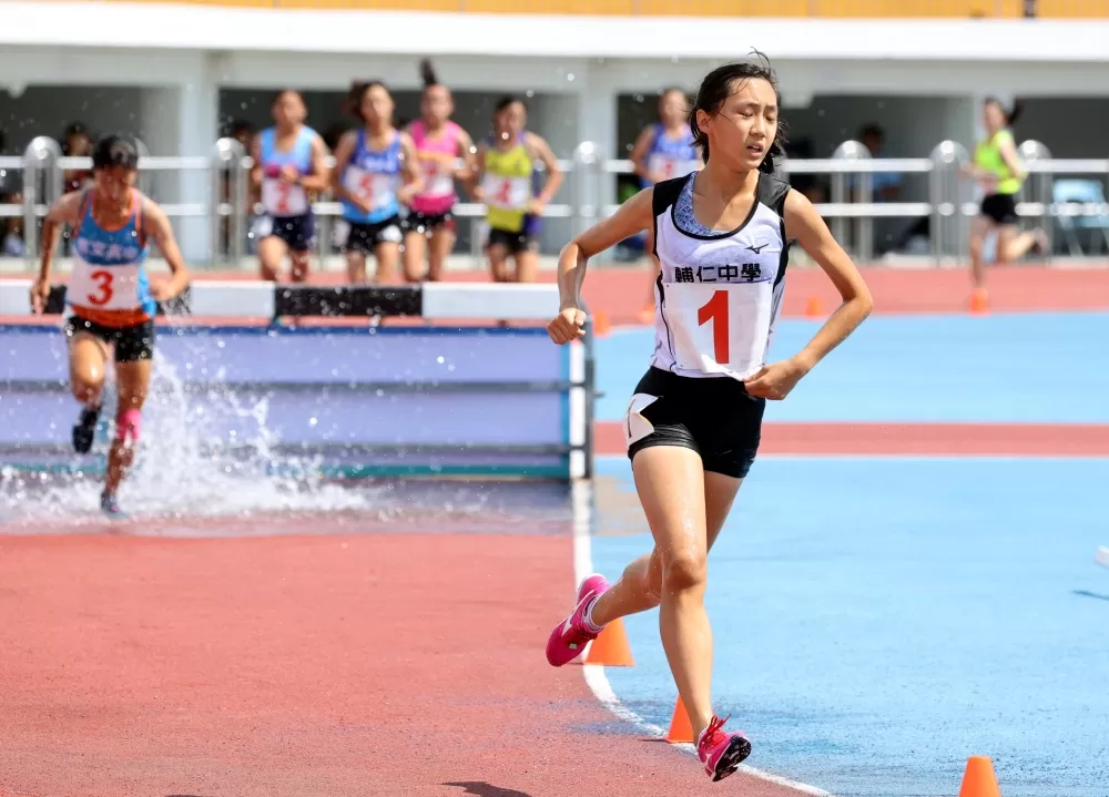 朱婕瑀（前）打破懸5年的2000公尺障礙U18全國紀錄。資料照片　林嘉欣／攝影。