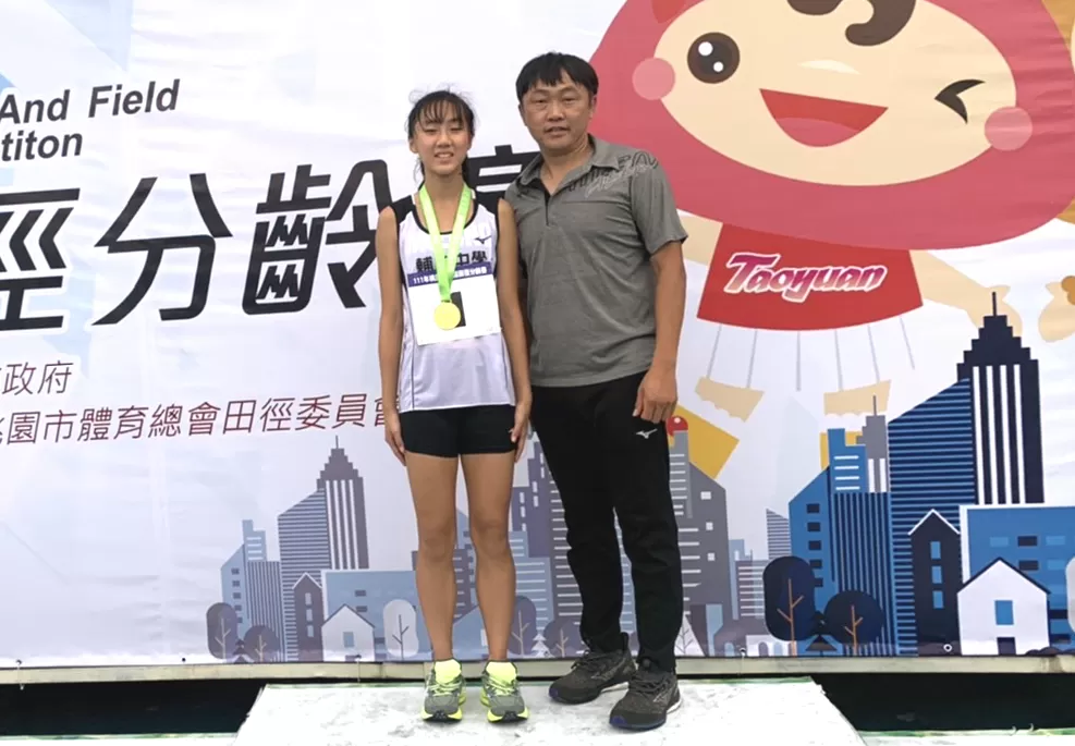 朱婕瑀和教練林瑩展。
