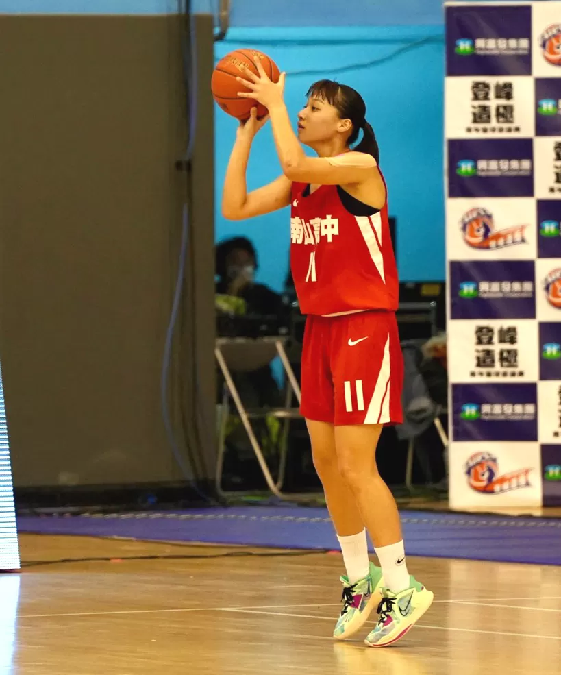 南山簡慈萱攻下全隊最高17分、6籃板、2助攻打出兩年多來代表作。