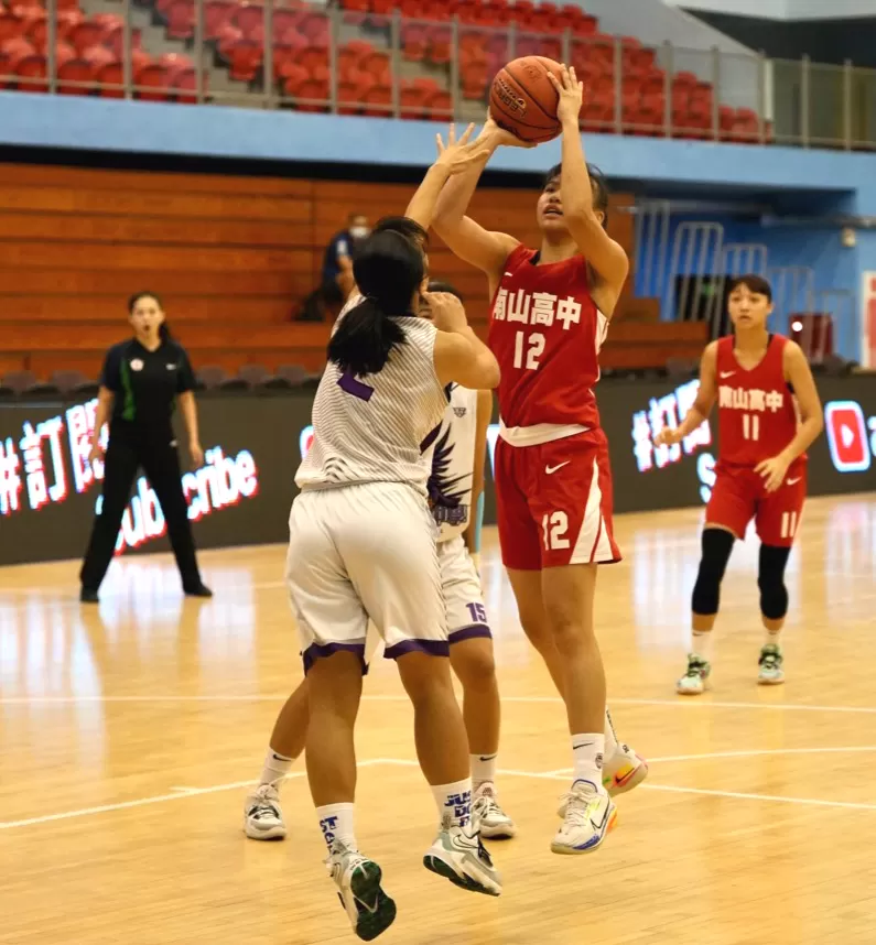 南山高三中鋒張家瑄15分、19籃板「雙十」外帶5助攻。