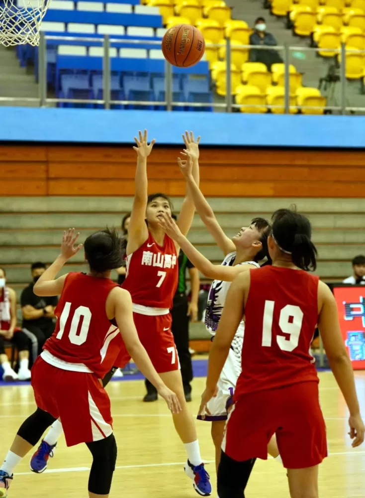 南山教練柯孟儀口中的秘密武器林紜葶（中）。