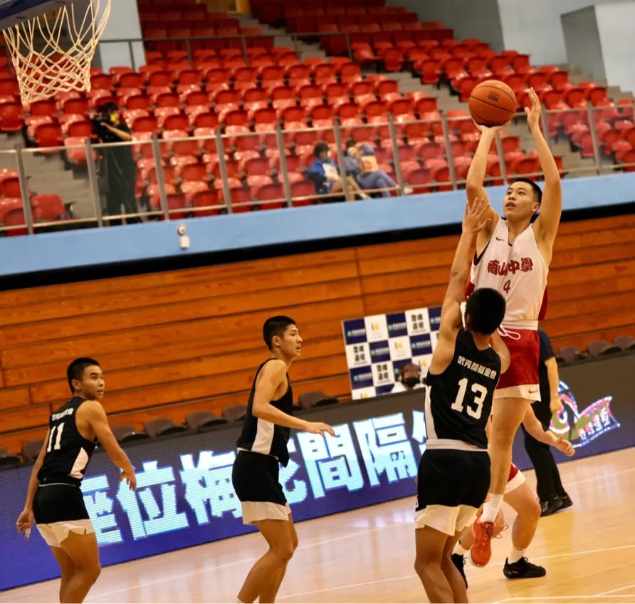 貢獻17分的南山徐宇正在能仁3球員前跳投。