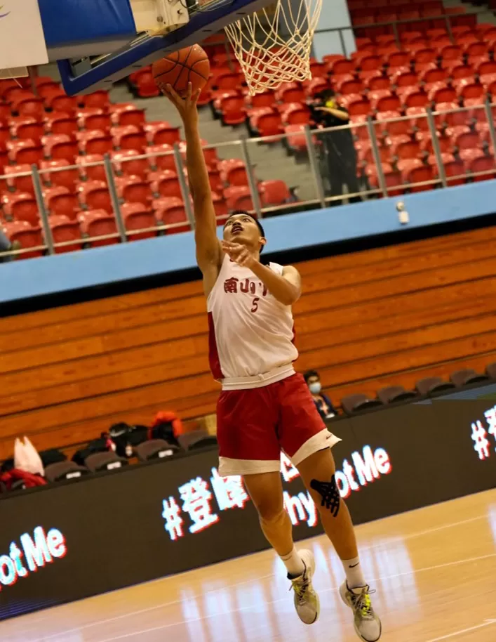 飆26分的南山林聖杰飛身上籃。