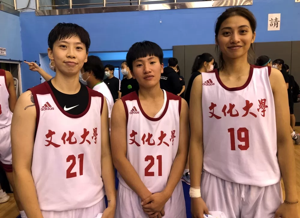 陳孟欣（中）、徐玉蓮（右）、黃柔甄（左）首度及重披文化戰袍。大會提供。下同。