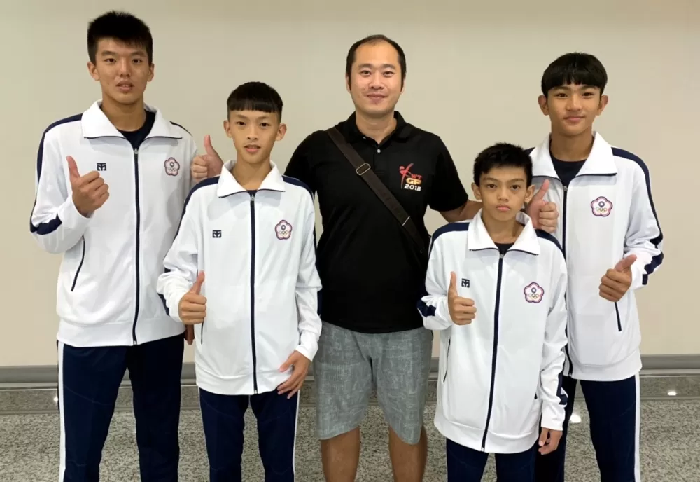 學校體育傳炬獎運動教練獎得主之一：游旺鈺教練(中)。