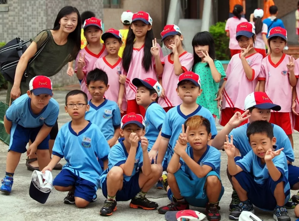 111年度學校體育傳炬獎教學傑出獎得主之一：夏淑琴老師(後排左)。