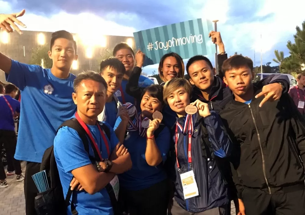 111年度學校體育傳炬獎活動貢獻獎得主之一王偲潔老師(中)。體育署提供。下同。