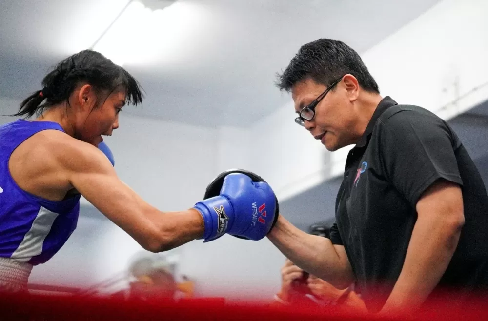 111年度學校體育傳炬獎運動教練獎得主之一傅志群教練(右)。