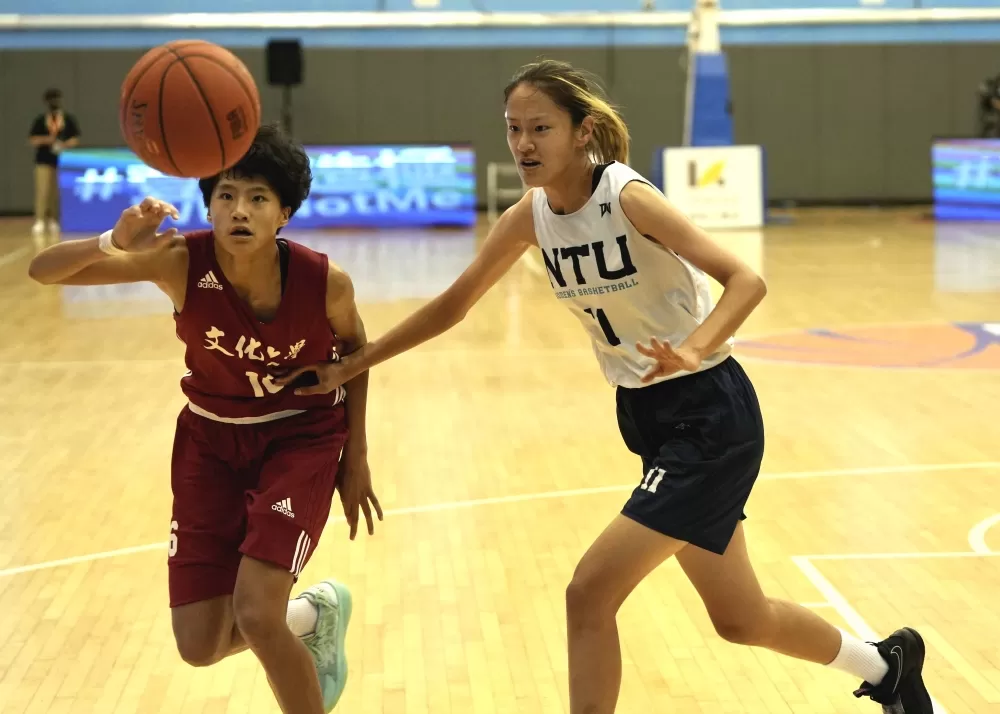 190的台大張則萱（右）雖是籃球素入，但運動能力不差。大會提供。下同。