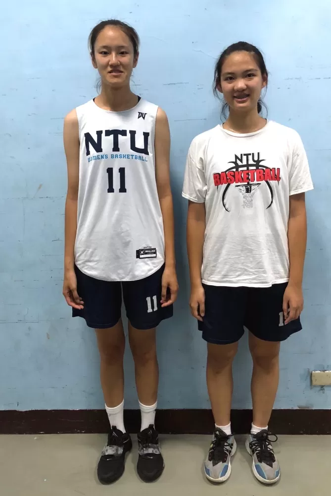 台大女籃未來「新雙塔」張則萱190（左）、莊芸萁 179。
