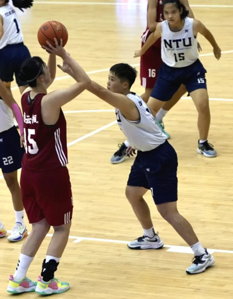 文化186大一菜鳥中鋒趙芸楓（左）面對台大吳瑋茹防守出手投籃。