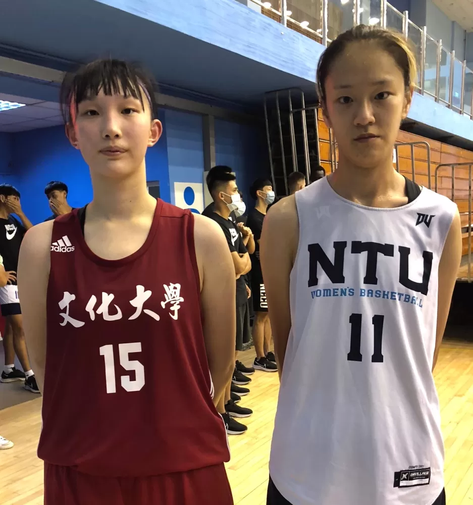 190的台大張則萱（右）比文化菜鳥趙芸楓高4公分，186的趙云楓驚訝自己竟掉第二高。