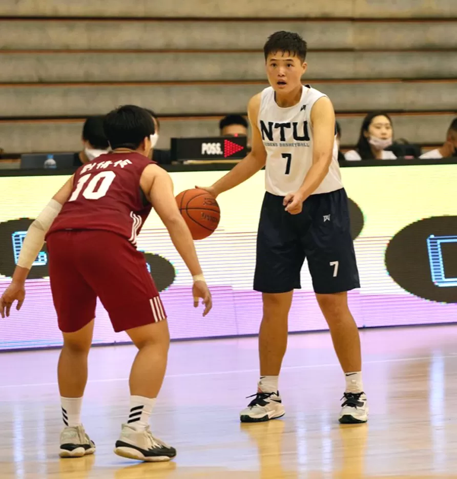 台大看板球星經濟系大四高材生吳瑋茹幾乎每場都拚近40分鐘，且校長兼敲鐘啥都得做。大會提供。下同。