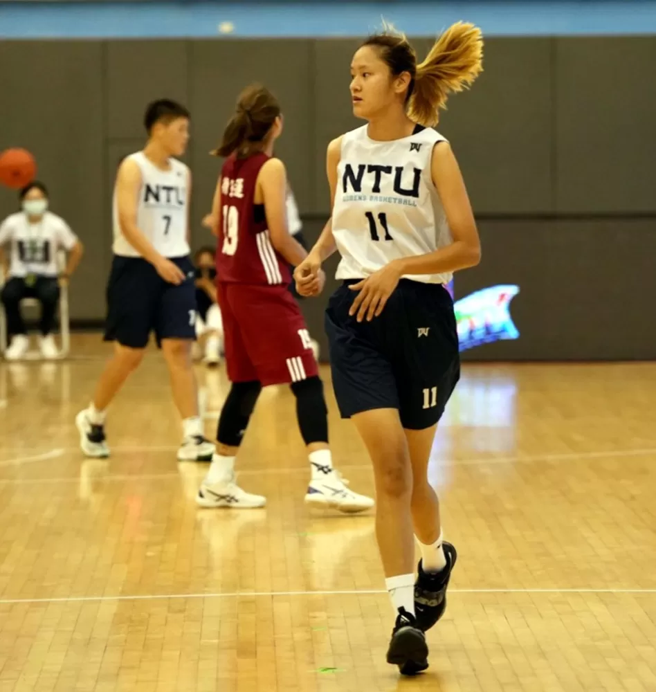 190的台大女籃素人中鋒張則萱，球場上高人一等。