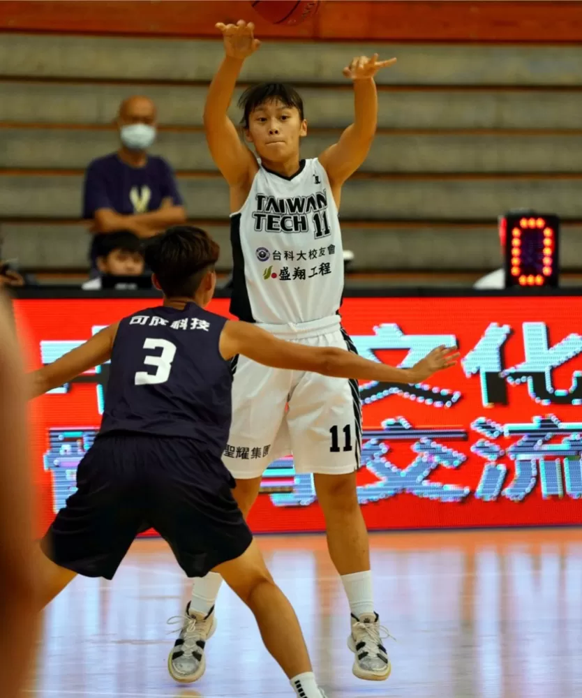 台科大一菜鳥陳佳妤跳投。