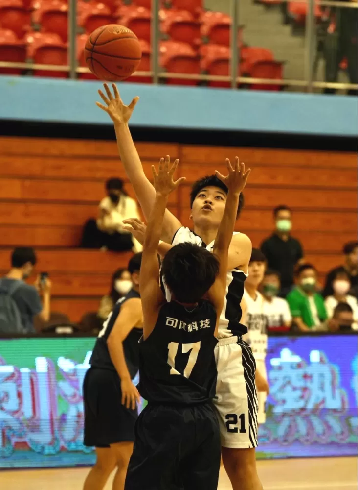 台科葉致彤禁區大天鉤。