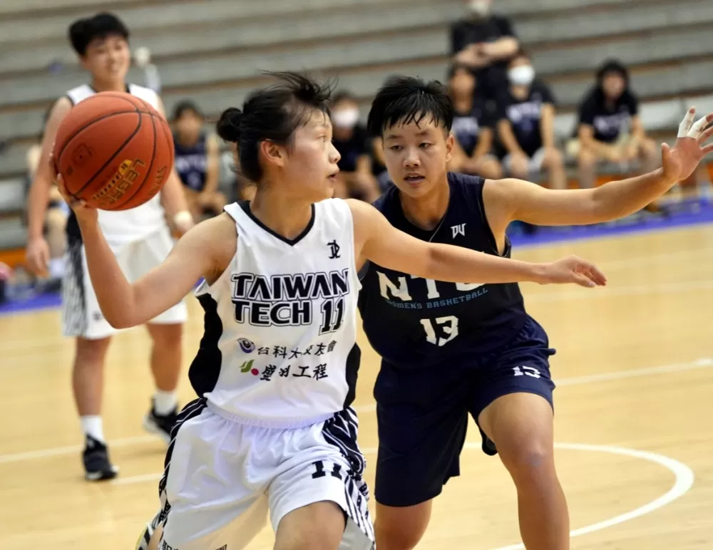 毫無菜鳥生澀的台科大一新鮮人陳佳妤持球進攻。大會提供。下同。