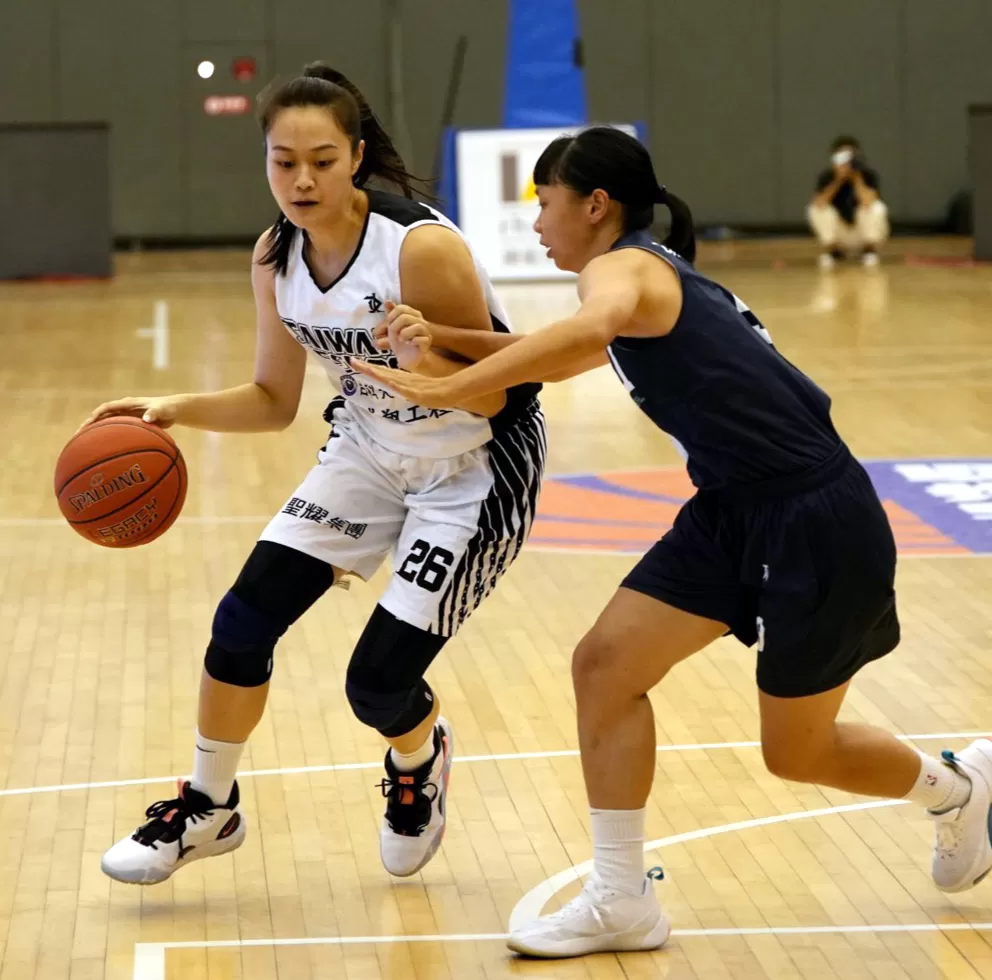 台科艾郁婕運球過人尋求突破。