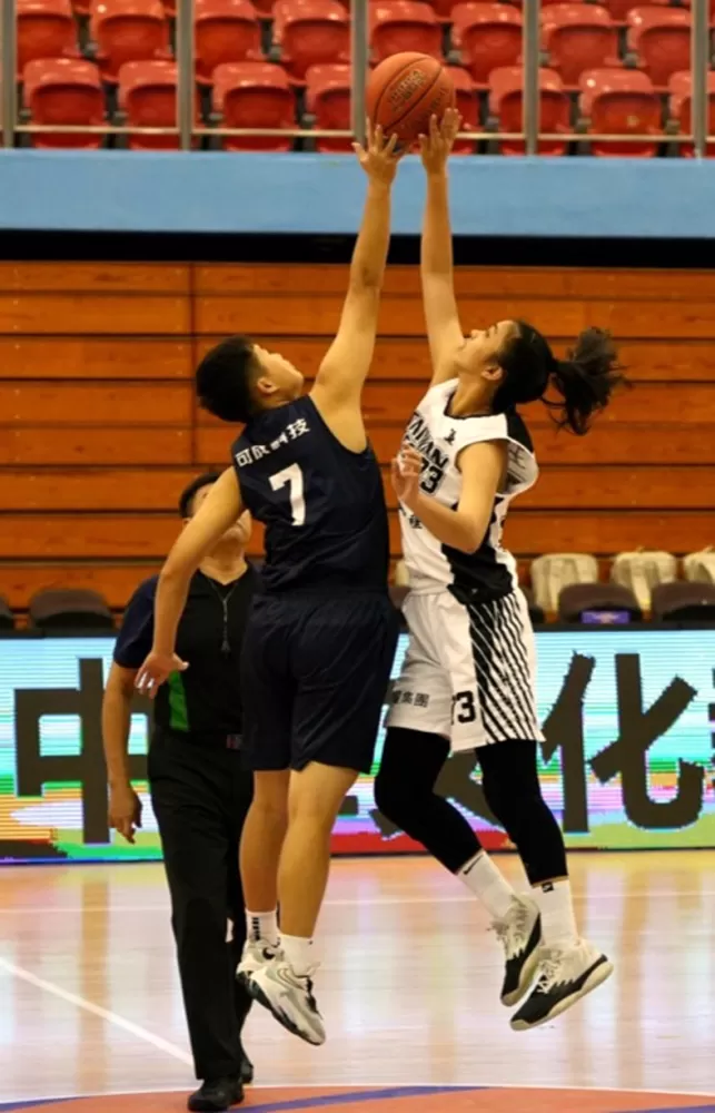 台大吳瑋茹（左）卯上台科王禹雯（右）上演永仁學姊學妹「內戰」。