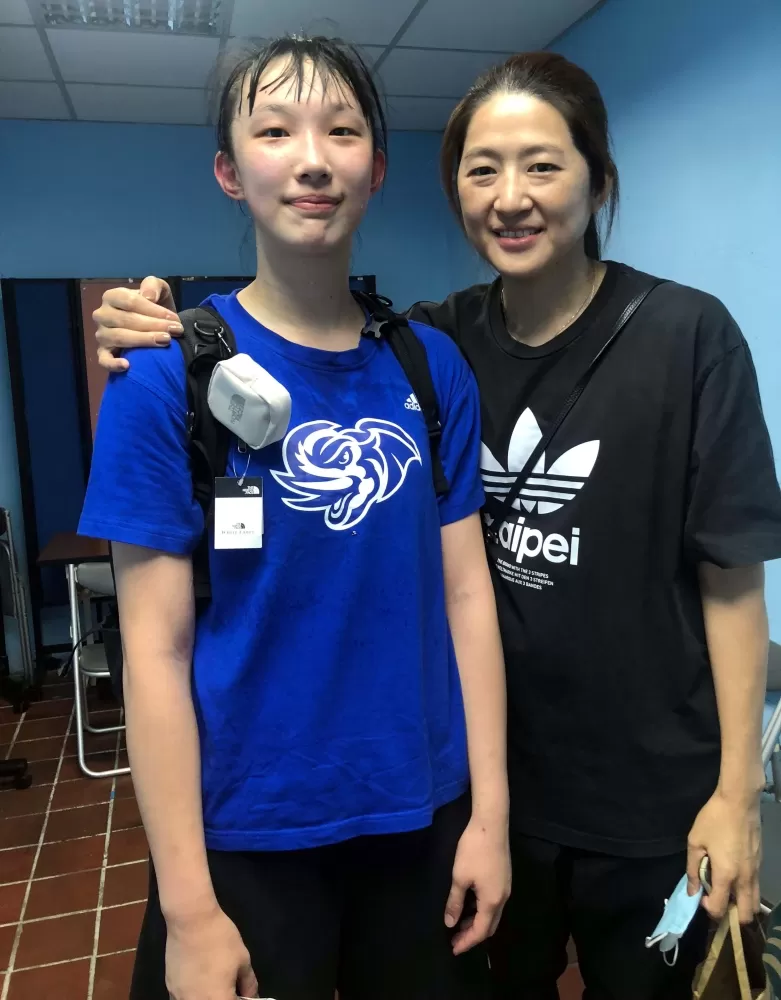 186公分一般高、都無U18亞青歷練，趙云楓（左）有無機會成為鄭慧芸（右）第二？