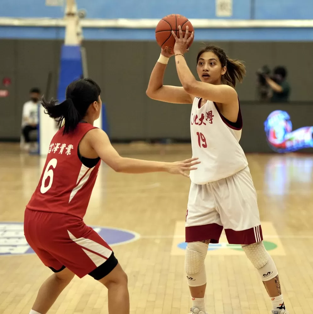 文化徐玉蓮持球進攻。