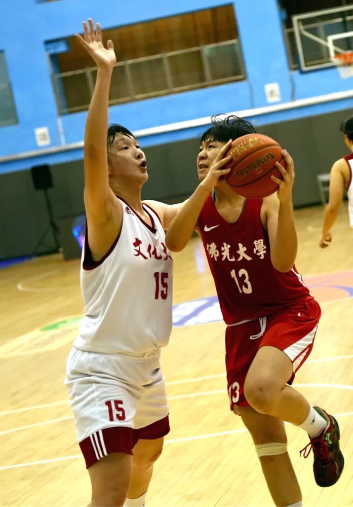 文化186中鋒趙云楓（左）防堵佛大的大一菜鳥陳佩伊切入上籃。